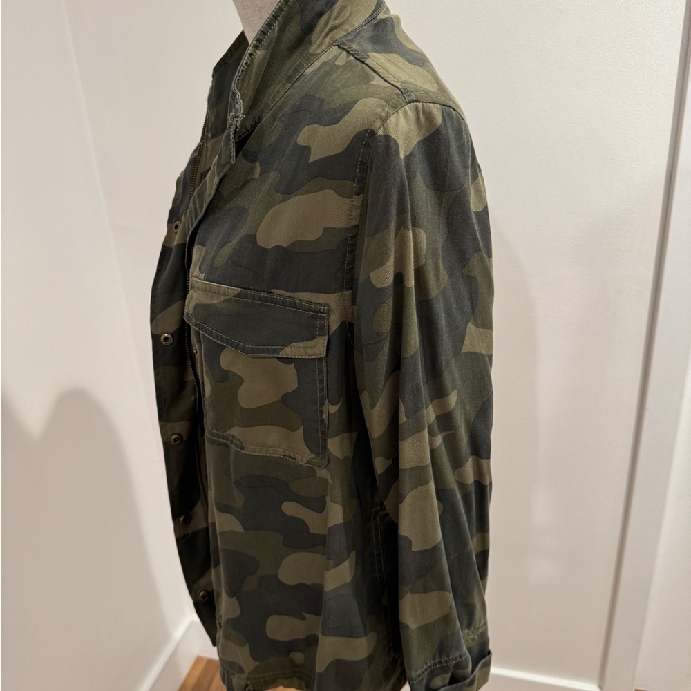 Women’s camo lightweight shirt jacket